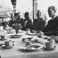 Čelnici nacističke stranke ispijaju kavu