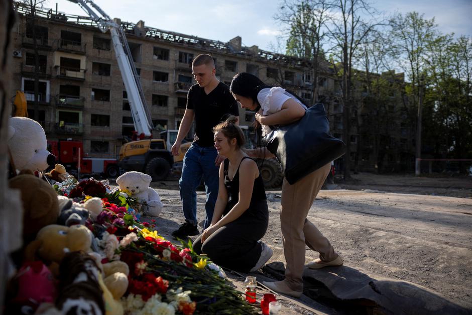 People commemorate victims at site of a Russian missile strike on a residential area in Kyiv | Author: Thomas Peter
