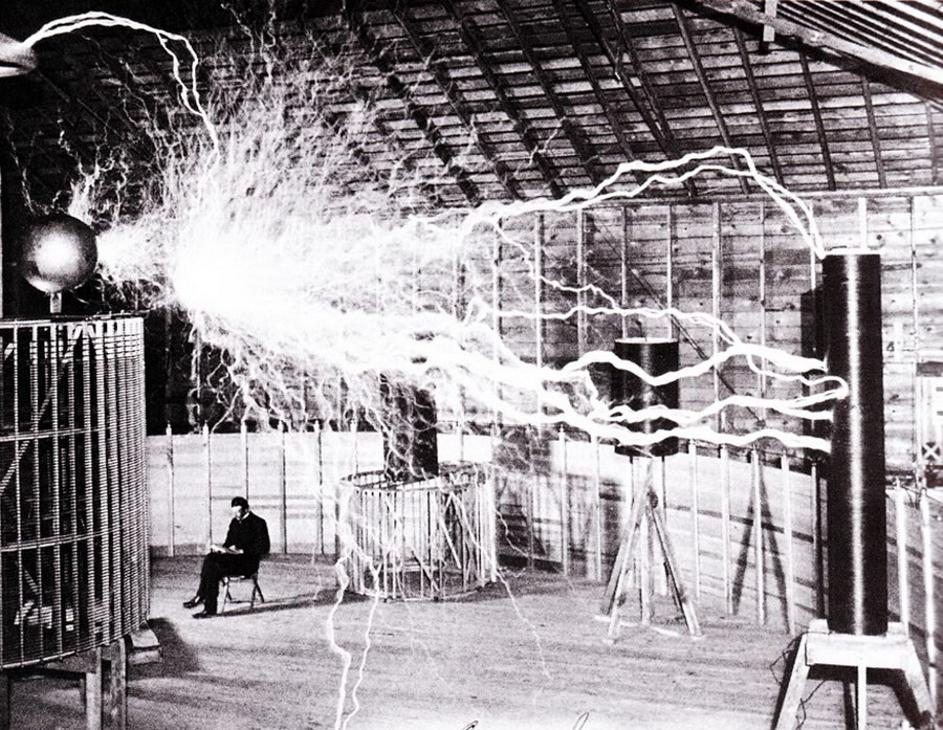 Nikola Tesla u laboratoriju u Colorado Springsu 1899.