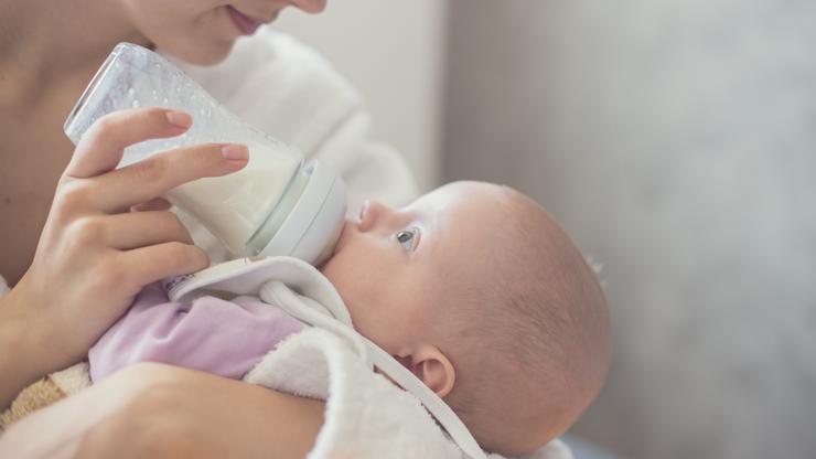 Beba pije adaptirano mlijeko