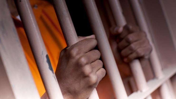 Ruke zatvorenika u ćeliji