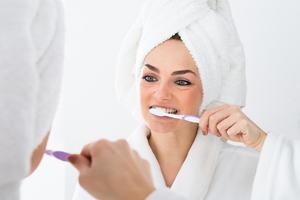 Žena pere zube