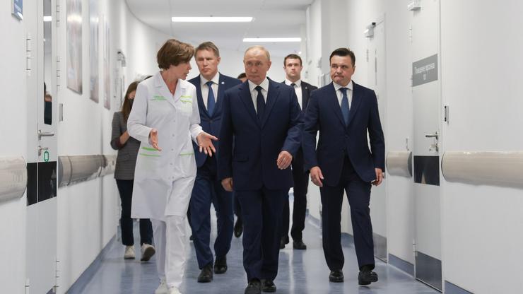 President Putin visits Roshal Children's Hospital outside Moscow