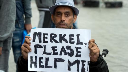 Emigrante sa željezničkog kolodvora prevoze do austrijske granice