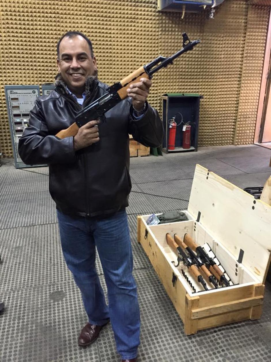 Trgovac oružjem Marc Morales i pregled oružja u tvornici u Kragujevcu | Author: Facebook