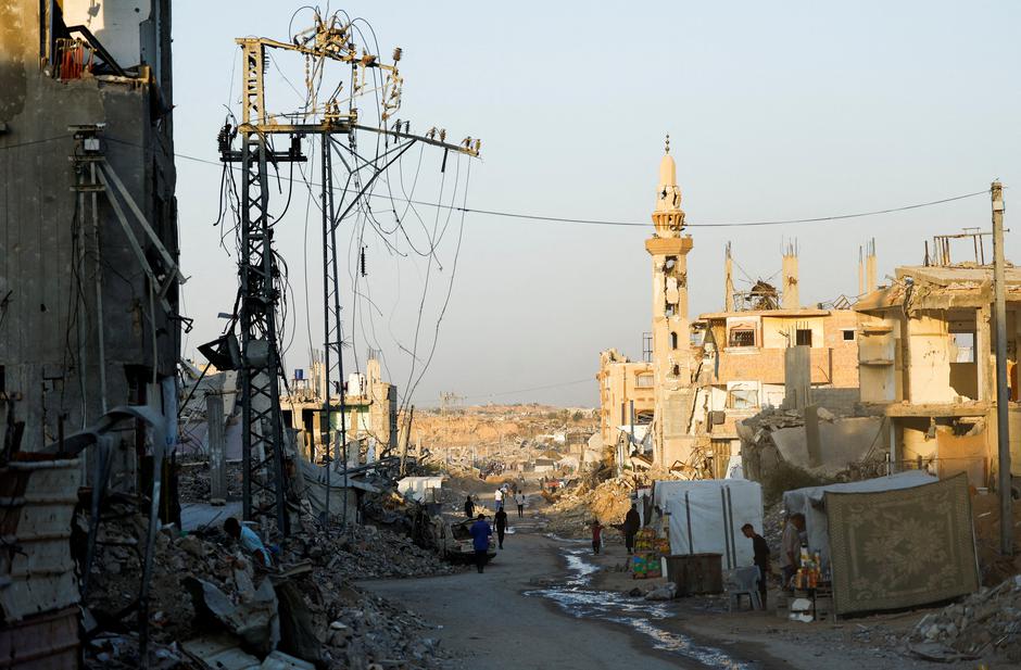 Gazans live in the dark post-sunset as power grid lies in ruins in Nuseirat | Author: Mahmoud Issa