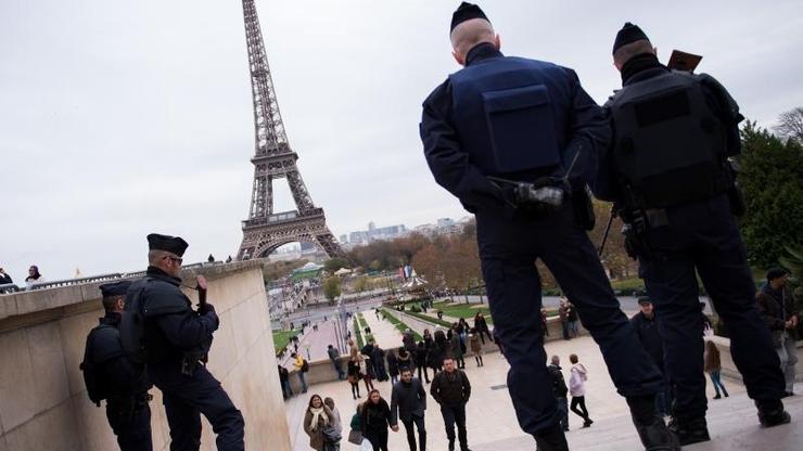 Policija u Parizu, ispred Eiffelovog tornja