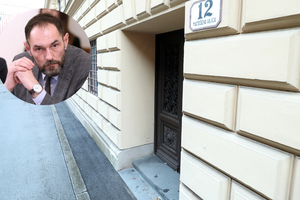 Dražen Jelenić i stražnji ulaz u zgradu Vlade