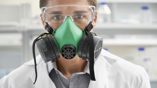 Tehničar s gas maskom