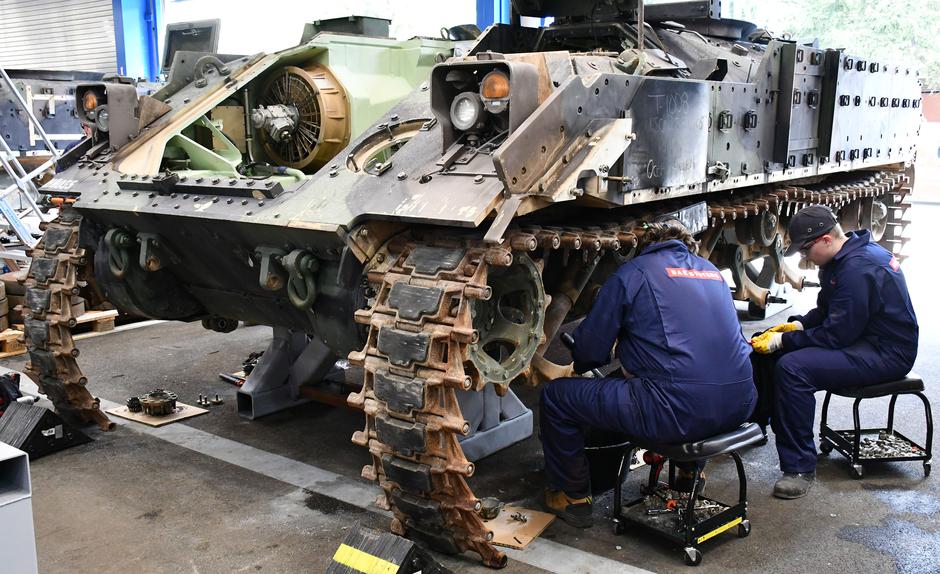 Slavonski Brod: Ministar Anušić u obilasku tvrtke Đuro Đaković i borbenih vozila Bradley | Author: Ivica Galovic/ PIXSELL