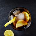 Čaša gaziranog soka s limunom i ledom