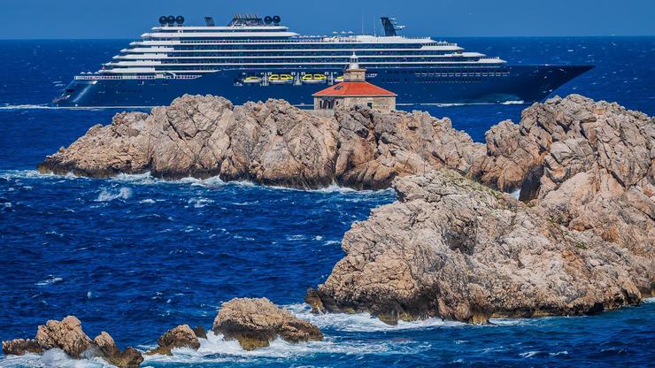 Dubrovnik: Pogled na grebene i kruzer koji uplovljava u dubrovačku luku