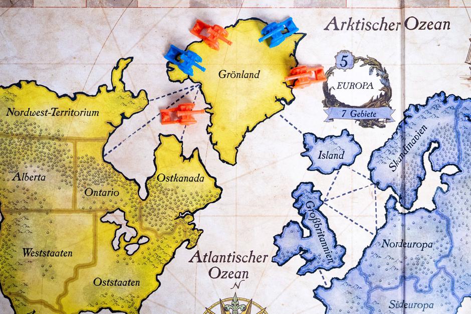 Grönland auf Weltkarte eines Gesellschaftsspiels mit Spielfiguren | Author: Profimedia