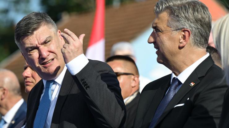 Zagreb: Uzvanici iz lože prate svečani vojni mimohod u povodu 30. obljetnice VRO Oluja