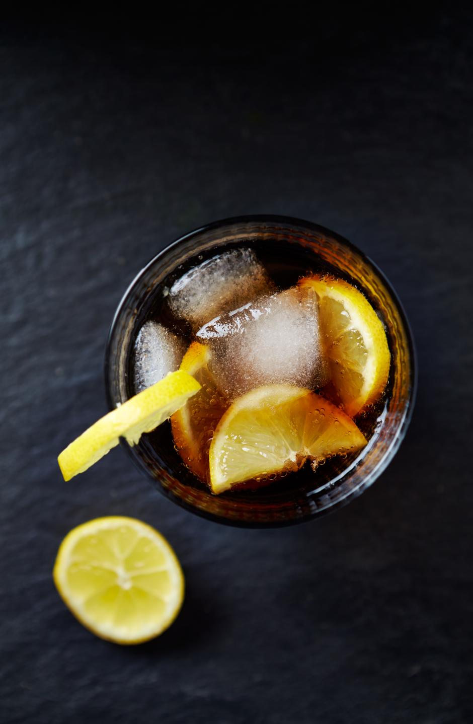 Čaša gaziranog soka s limunom i ledom | Author: Thinkstock