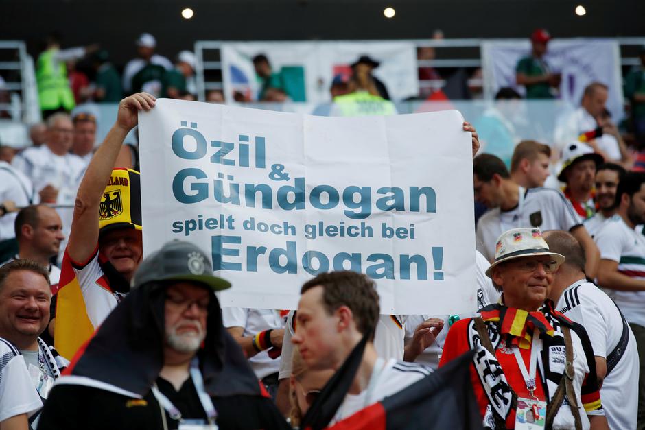 Njemački navijači prozivaju Mesuta Özila i İlkaya Gündoğana | Author: Carl Recine/REUTERS/PIXSELL