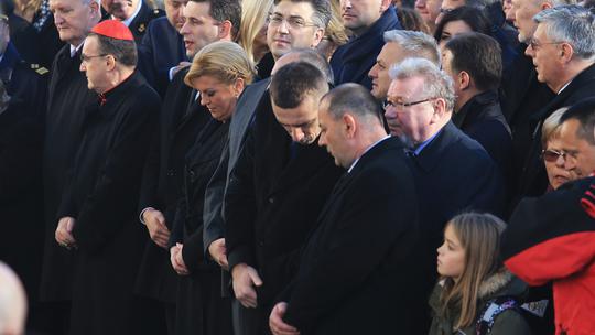 Uzvanici prate prigodni program povodom 25. obljetnice stradanja Vukovara