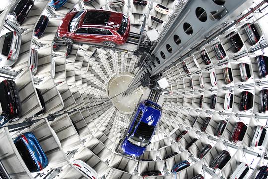 Volkswagen Golf cars are loaded in a delivery tower at the companies headquarter in Wolfsburg, March14, 2017. VW Golfs in einem Auslieferungsturm in W