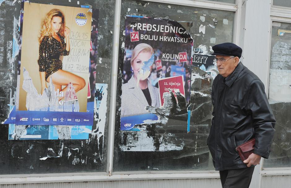 Knin: Plakat Rade Manojlović uz plakat predsjednice Grabar-Kitarović | Author: Hrvoje Jelavic (PIXSELL)