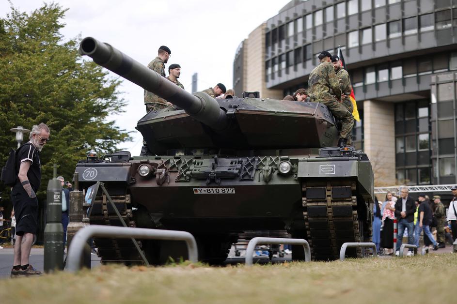 Leopard 2 Panzer beim Gelöbnis von Rekruten der Bundeswehr