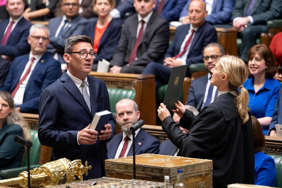 Andy Burnham is sworn in as the new MP for Makerfield in London | Author: © House of Commons/REUTERS