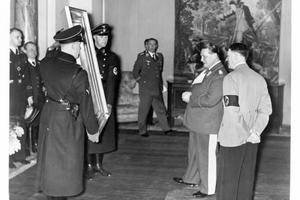 Hermann Goering i Hitler razgledavaju ukradene umjetnine