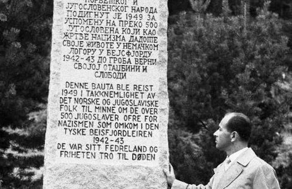 Preživjeli logora Beisfjord kraj spomenika poginulim zatvorenicima | Author: Wikipedia