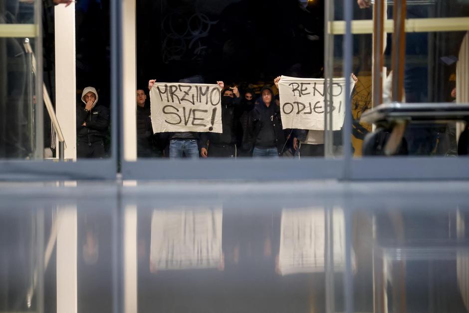 Zadar: Navijači protestiraju protiv Rene Sinovčića tijekom izborne skupštine Nogometnog saveza Zadarske županije | Author: Sime Zelic/PIXSELL