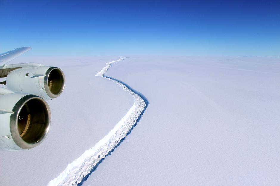 Ledena ploča Larsen C na Antarktičkom poluotoku, pukotina na kojoj se raspada | Author: NASA