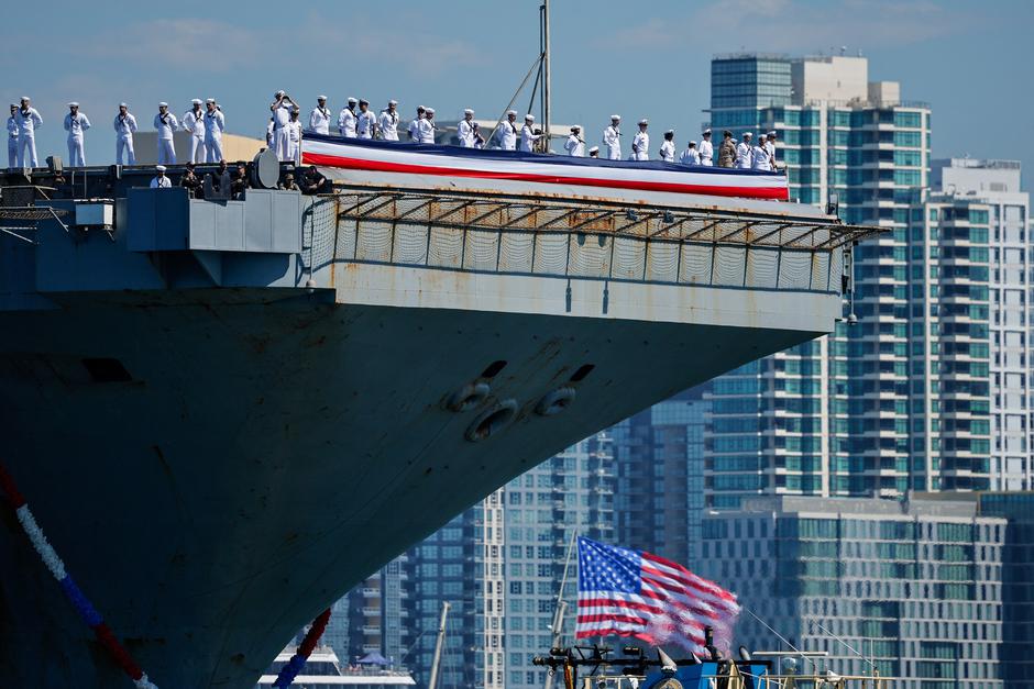 The US Navy Nimitz-class aircraft carrier USS Abraham Lincoln returns home following an extended deployment in the Middle East at Naval Base Coronado in San Diego | Author: Mike Blake