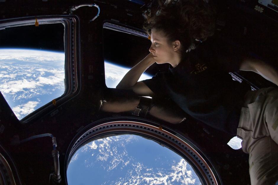 Astronautkinja promatra zemlju iz ISS-a | Author: Pixabay