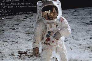Fotografija Buzza Aldrina s Mjeseca 1969. koju je on i potpisao
