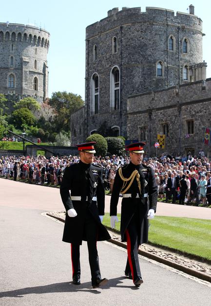 Princ Harry u društvu brata i kuma princa Williama dolazi u crkvu