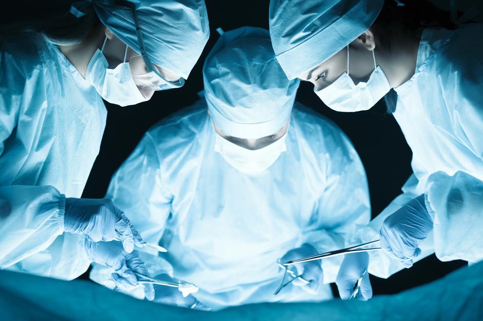 Ilustracija operacije u kiruškoj sali | Author: Thinkstock