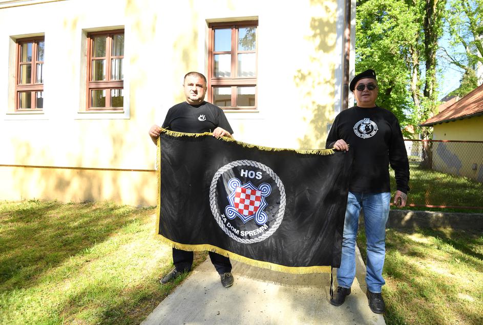 HSP-ovi aktivisti u Jasenovcu sa zastavom HOS-a, 22. travanj 2018.