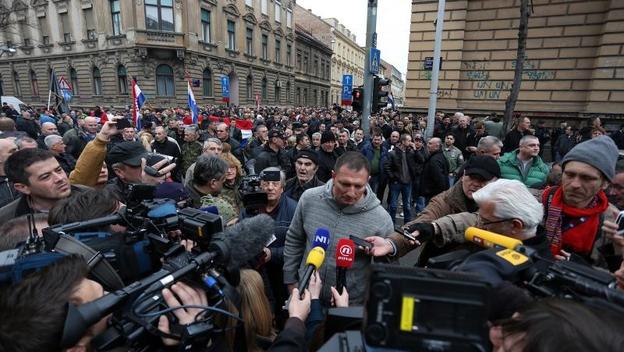 Prosvjed branitelja ispred stana Zorana Milanovića