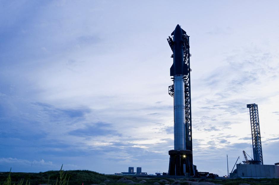 The SpaceX Starship spacecraft is stacked atop the heavy booster in preparation for its 10th test flight | Author: Steve Nesius