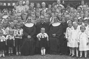 Alojzije Stepinac s djecom prije 2. svjetskog rata
