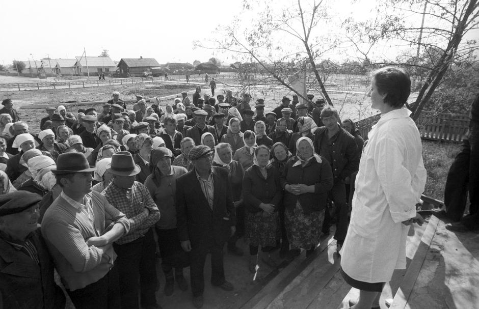 Doctor speaking in front of Chernobyl accident victims relocated to the Gomel Region | Author: Profimedia