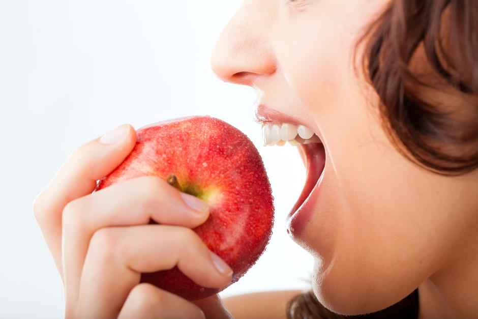 Žena se sprema zagristi jabuku | Author: Thinkstock