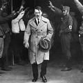 Adolf Hitler nakon skupa stranke u Munchenu