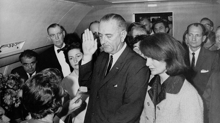 Lyndon Johnson priseže uz Jacqueline Kennedy