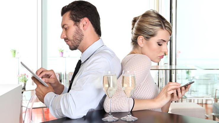 Par gleda svaki u svoj mobitel i tablet