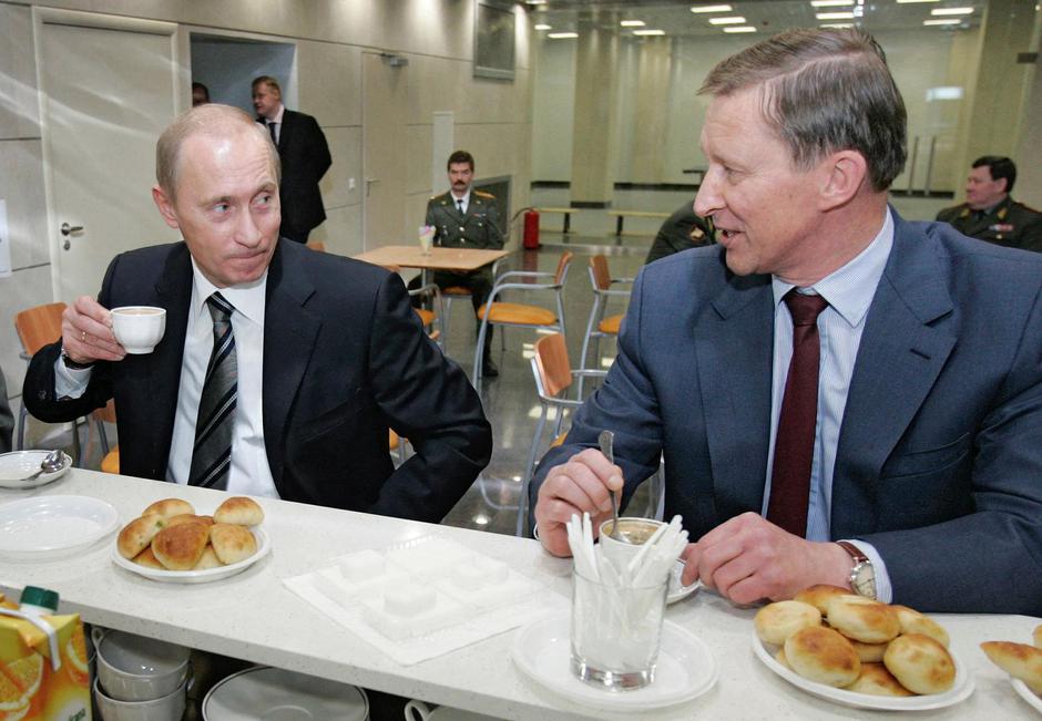 FILE PHOTO: Russian President Putin and Defence Minister Ivanov have coffee in Moscow | Author: ITAR TASS/REUTERS