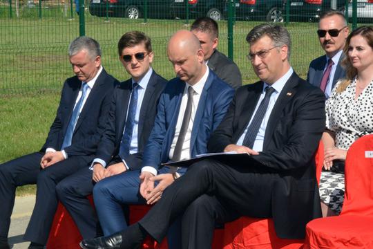 Brodski Stupnik: Plenković, Marić i Tolušić u obilasku Vindijine novootvorene farme purana