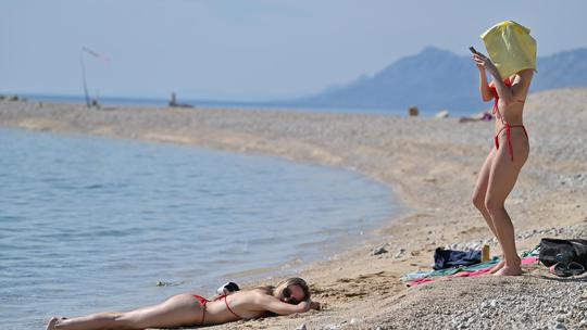 Dvije djevojke uživale na plaži u Makarskoj