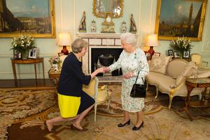 Kraljica i Theresa May