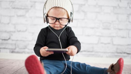 Beba se igra sa smartphoneom