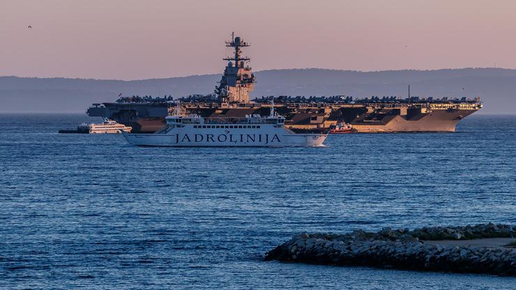 Split: Upaljena rasvjeta na brodu USS Gerald R. Ford nakon zalaska sunca