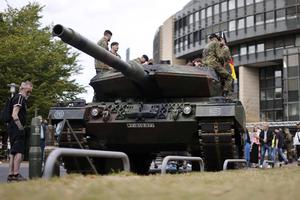 Leopard 2 Panzer beim Gelöbnis von Rekruten der Bundeswehr